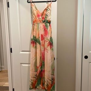 Flowy dress!  Perfect for a wedding!! NEVER WORN!